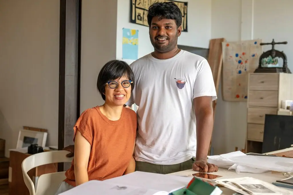 portrait de rung tsu chang et yannick candin dans leur atelier à sainte marie