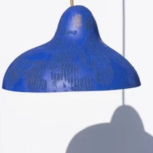 La calebasse. La suspension lumineuse bleu sablé