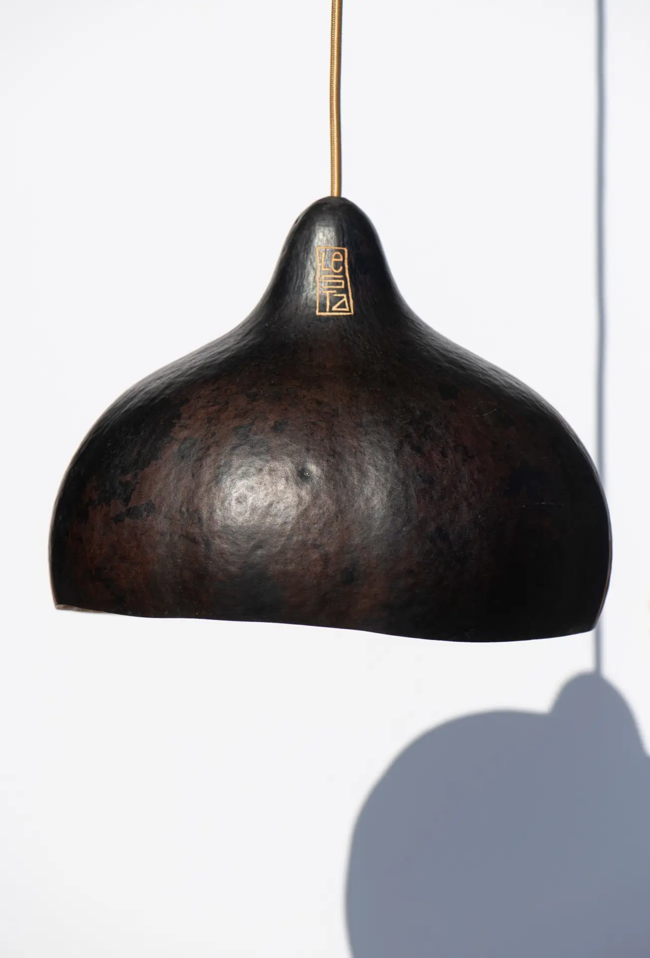 La calebasse. La suspension lumineuse noir uni