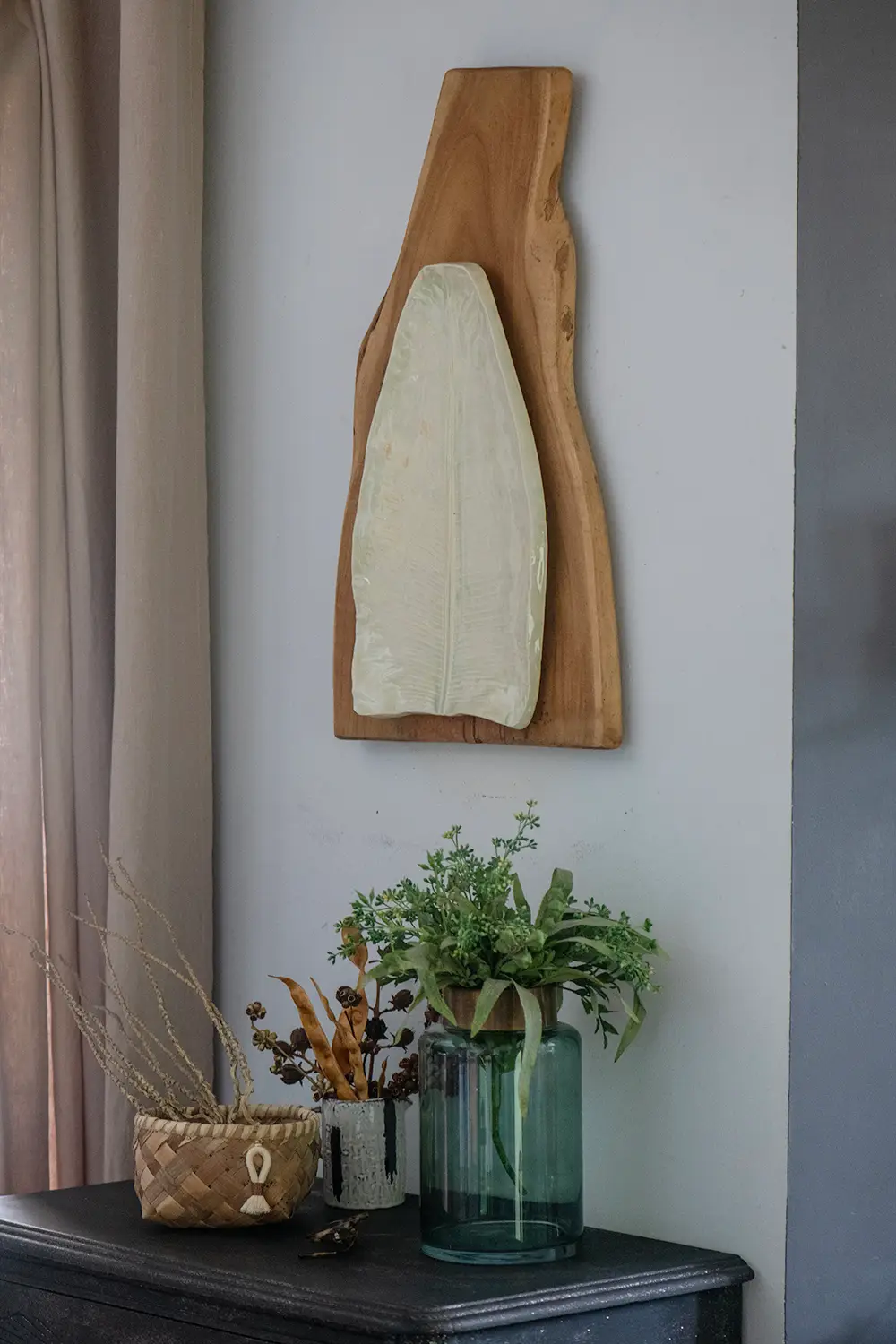 L'œuvre murale. "Fey fig sur bois de tamarin"